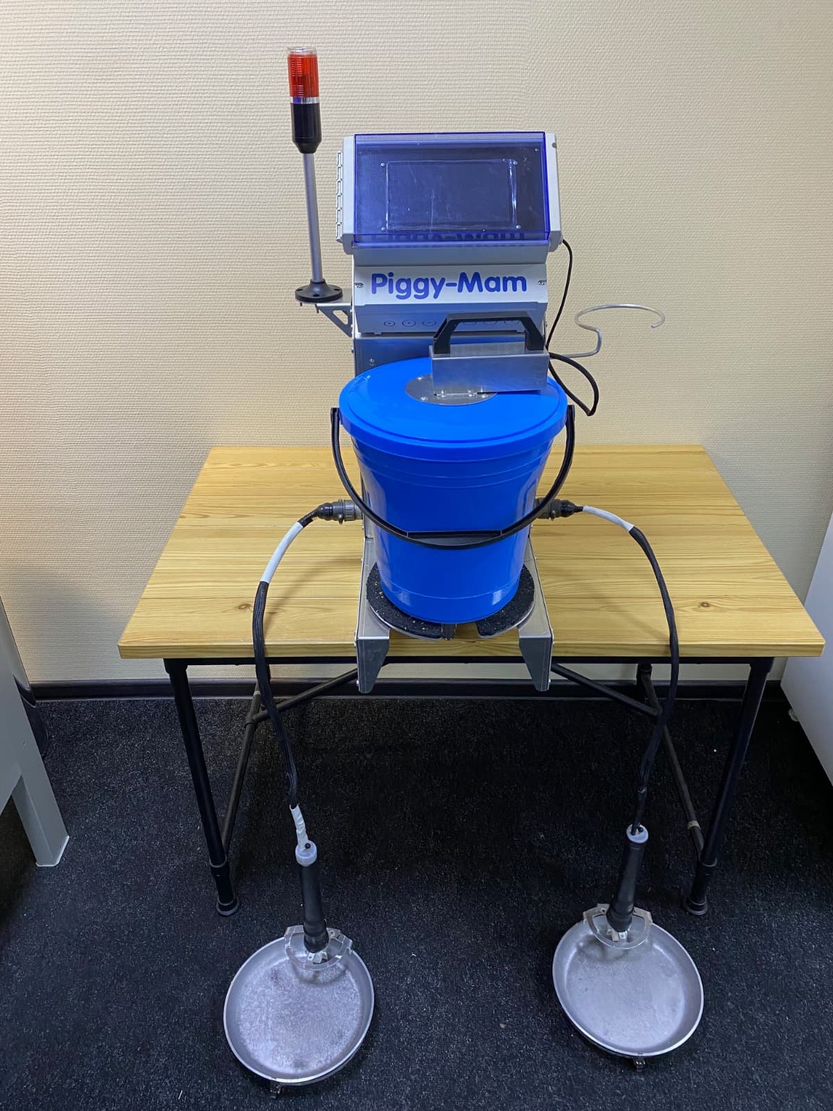Automatic piglet feeding system in use in a farrowing pen