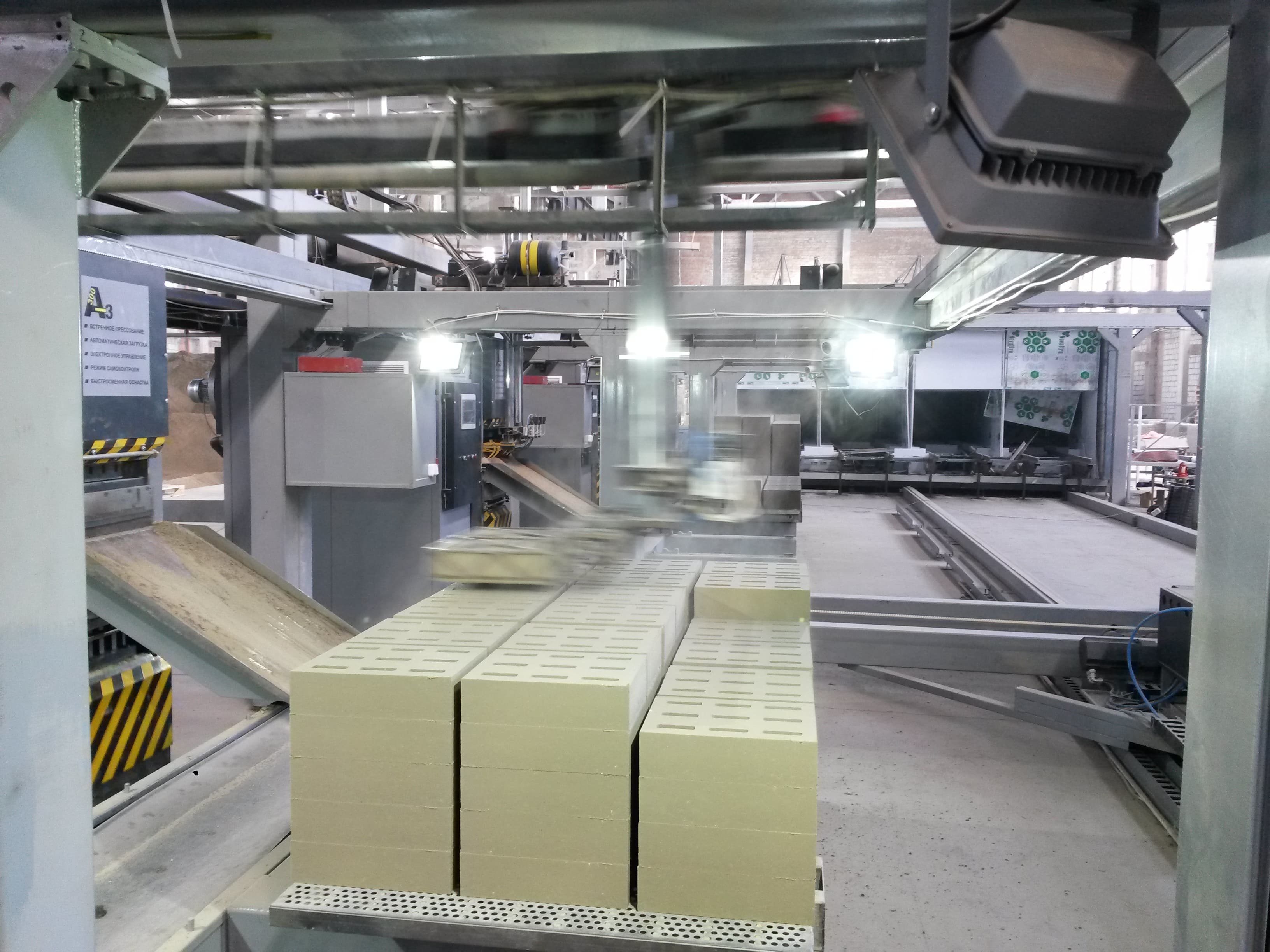 Gripper manipulator installed at the press exit on a cladding production line